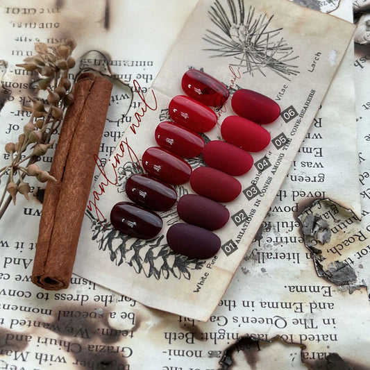Adhierte la colección roja: esmalte de uñas de gel rojo de sangre de cereza de bayas, una mezcla perfecta de color intenso y brillo radiante