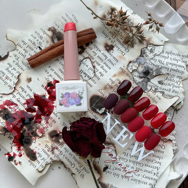 Adhierte la colección roja: esmalte de uñas de gel rojo de sangre de cereza de bayas, una mezcla perfecta de color intenso y brillo radiante